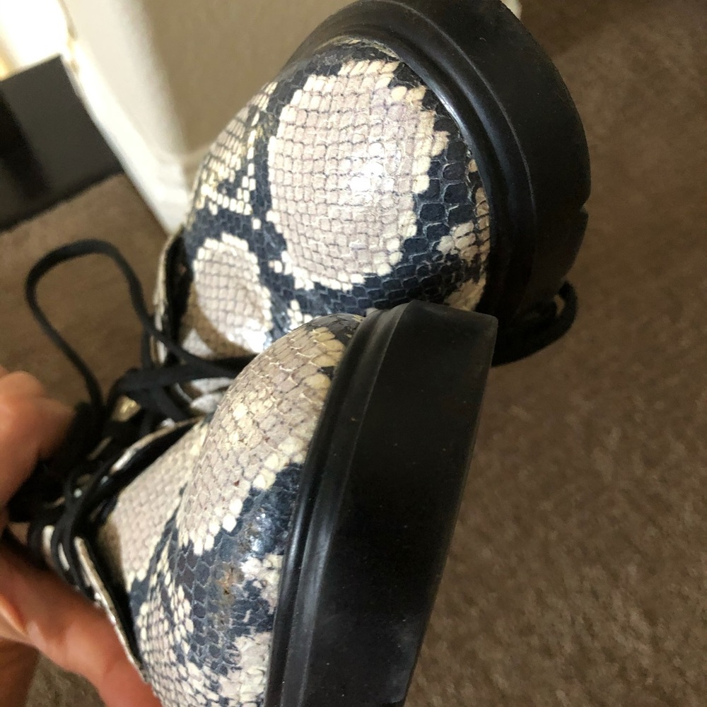 Authentic Good Condition Stuart Weitzman Mckenzee… - image 6